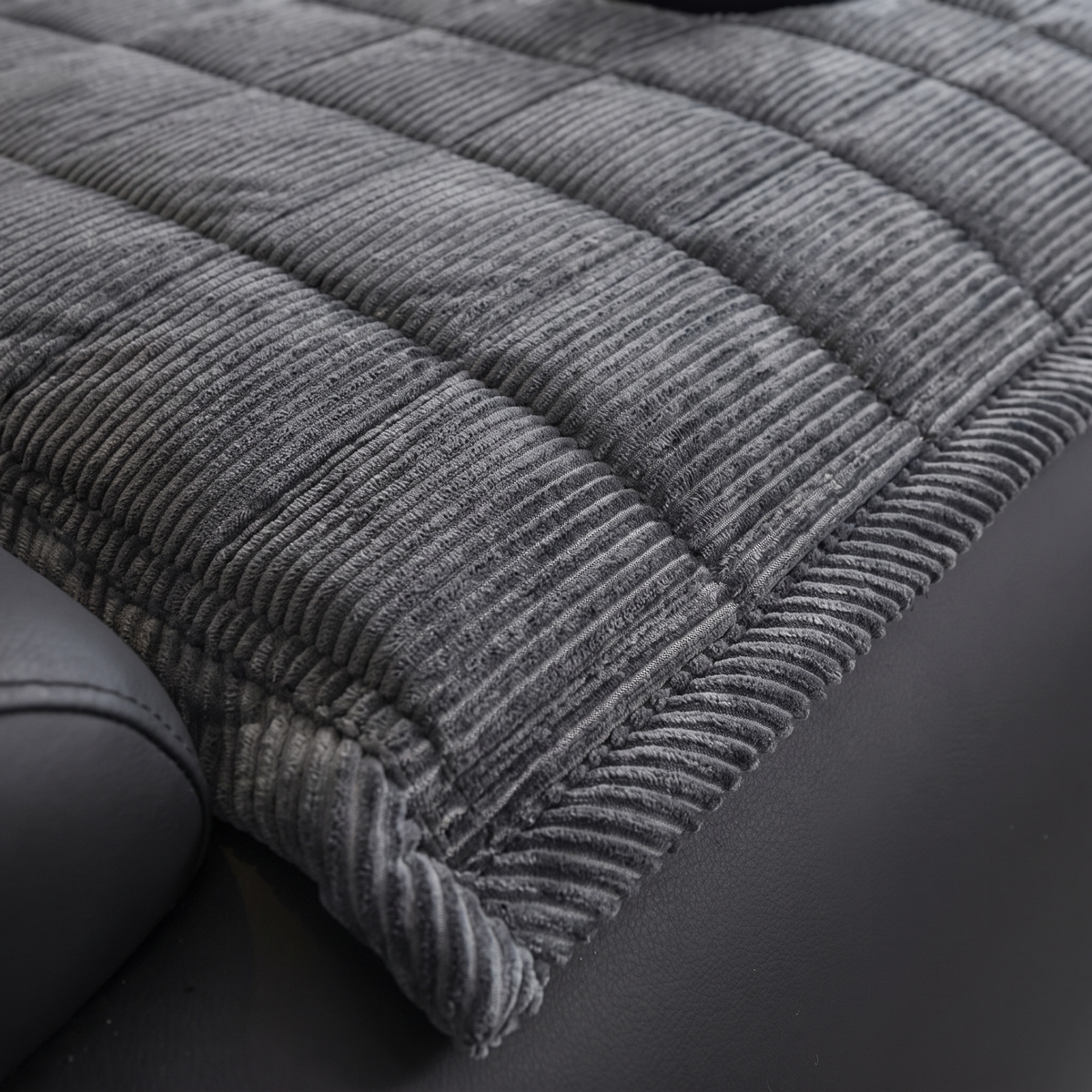 Quilted Couch Cover Mat – Metro Line – fabric close-up