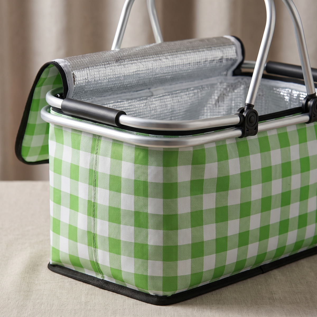 Foldable Checkered Picnic Basket – material close-up