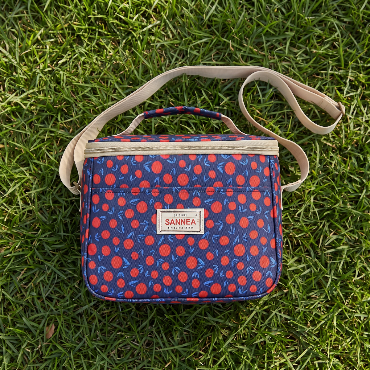 Retro Floral Insulated Picnic Lunch Bag – laid out from above