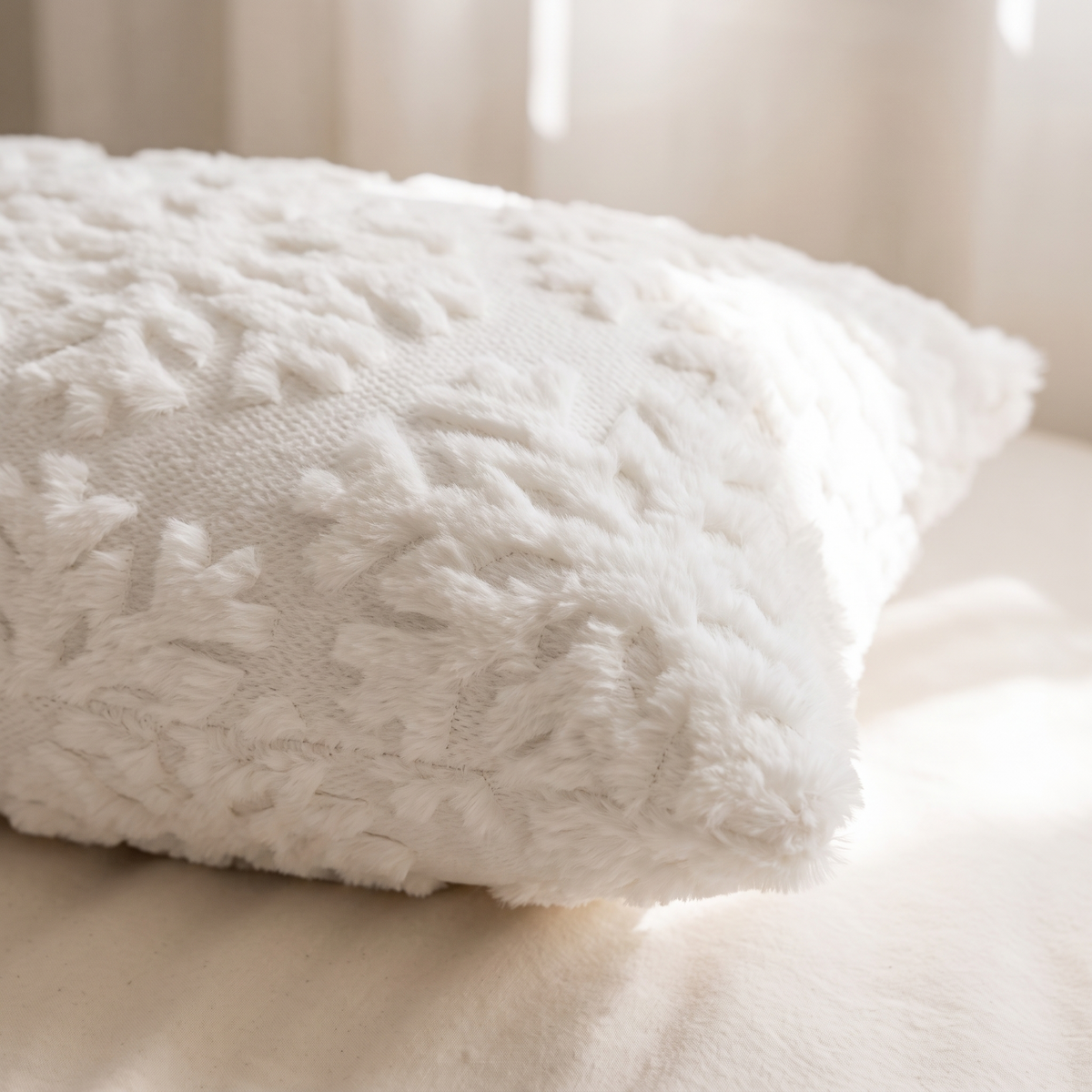 Snowflake Christmas Cushion Cover – Classic Knit Look – pattern and fabric close-up