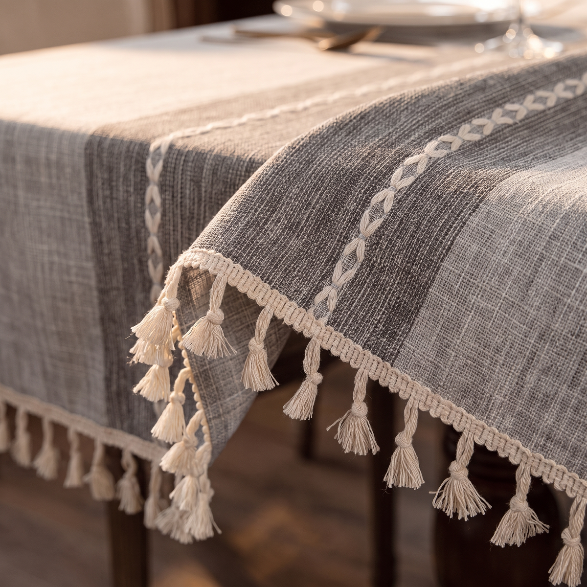 Rustic Farmhouse Tablecloth – fabric and edge close-up
