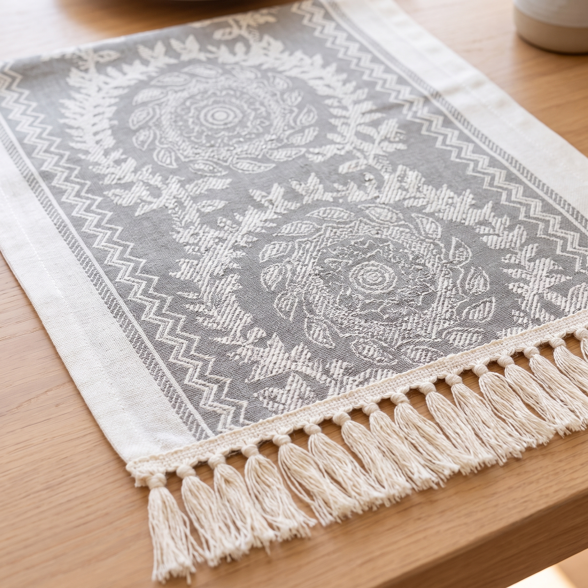 Luxury Linen Table Runner – Leona – fabric and edge close-up