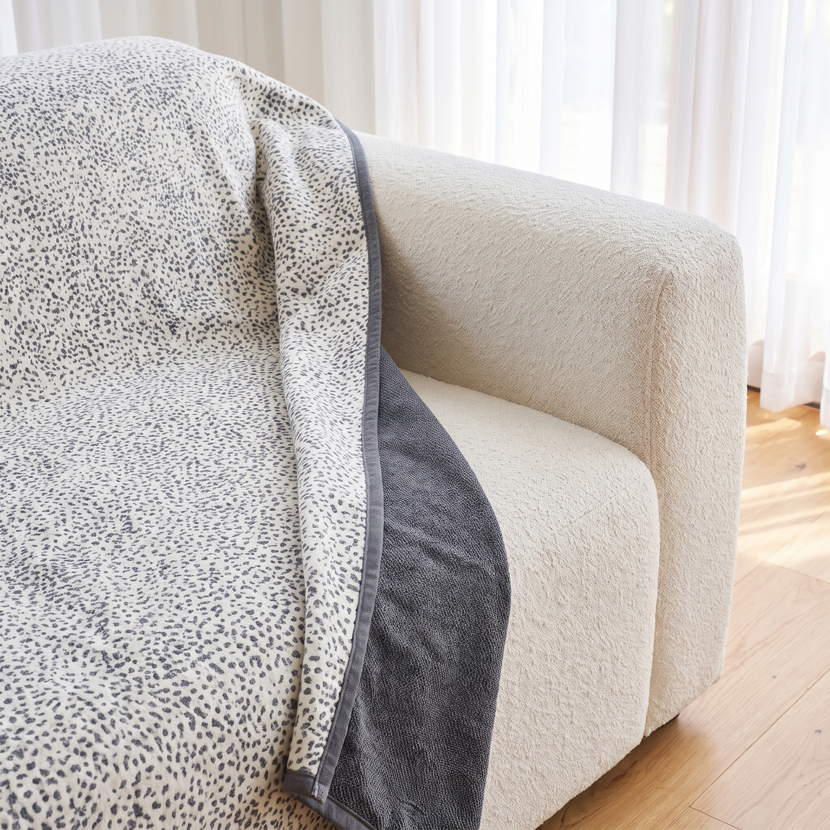 Nordic Speckle Reversible Couch Cover – tucked edge detail
