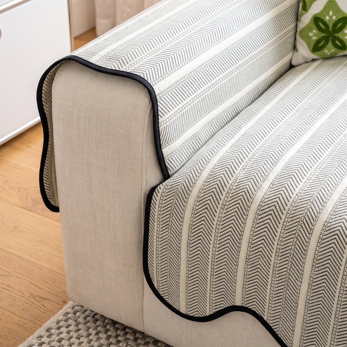 Herringbone Scallop Edge Couch Cover – tucked edge detail